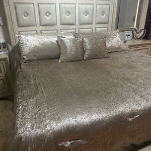 Luxurious Silver Bedding Set